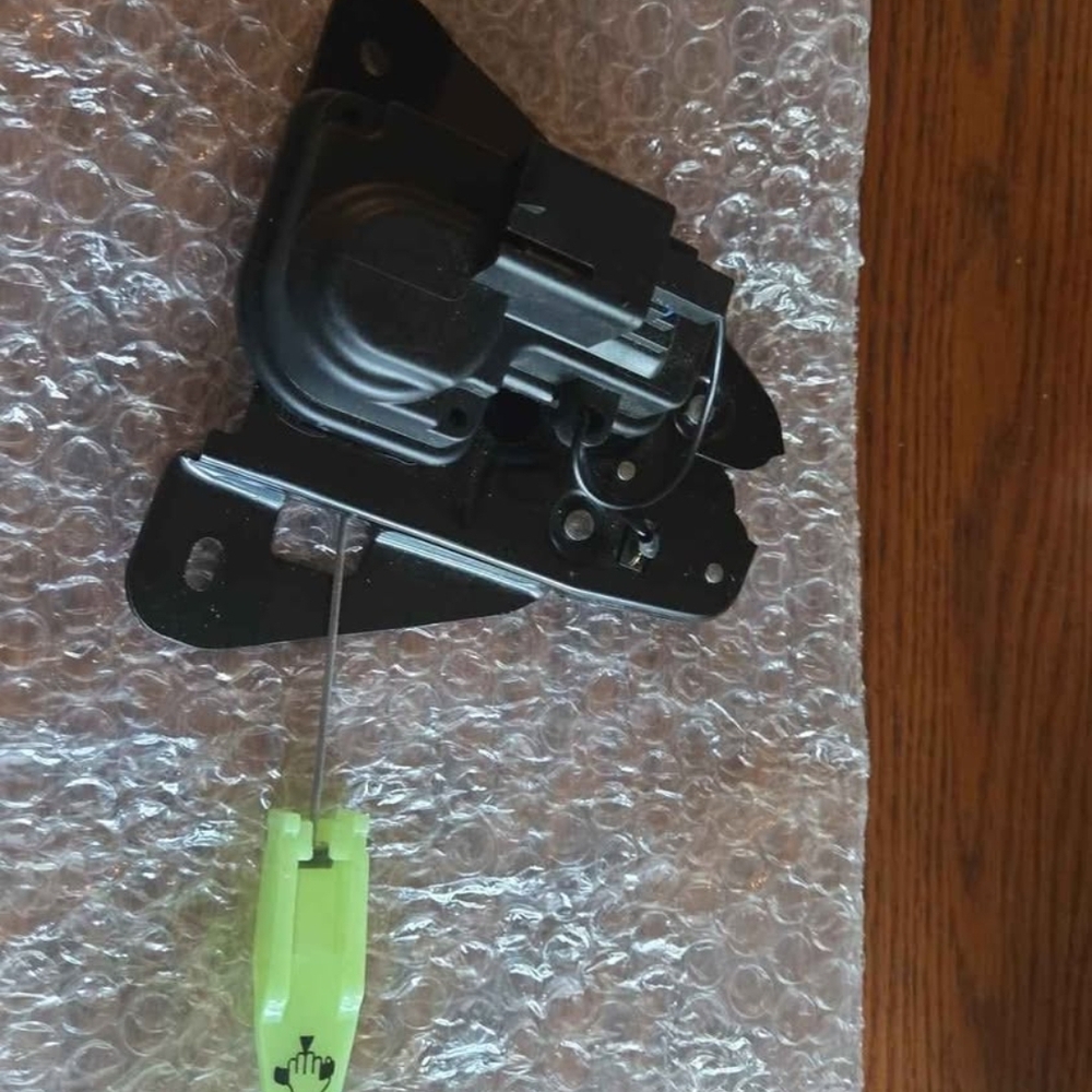 2011 Chrysler 200 Trunk Latch Mechanism Black Car Door Latch with Green Handle